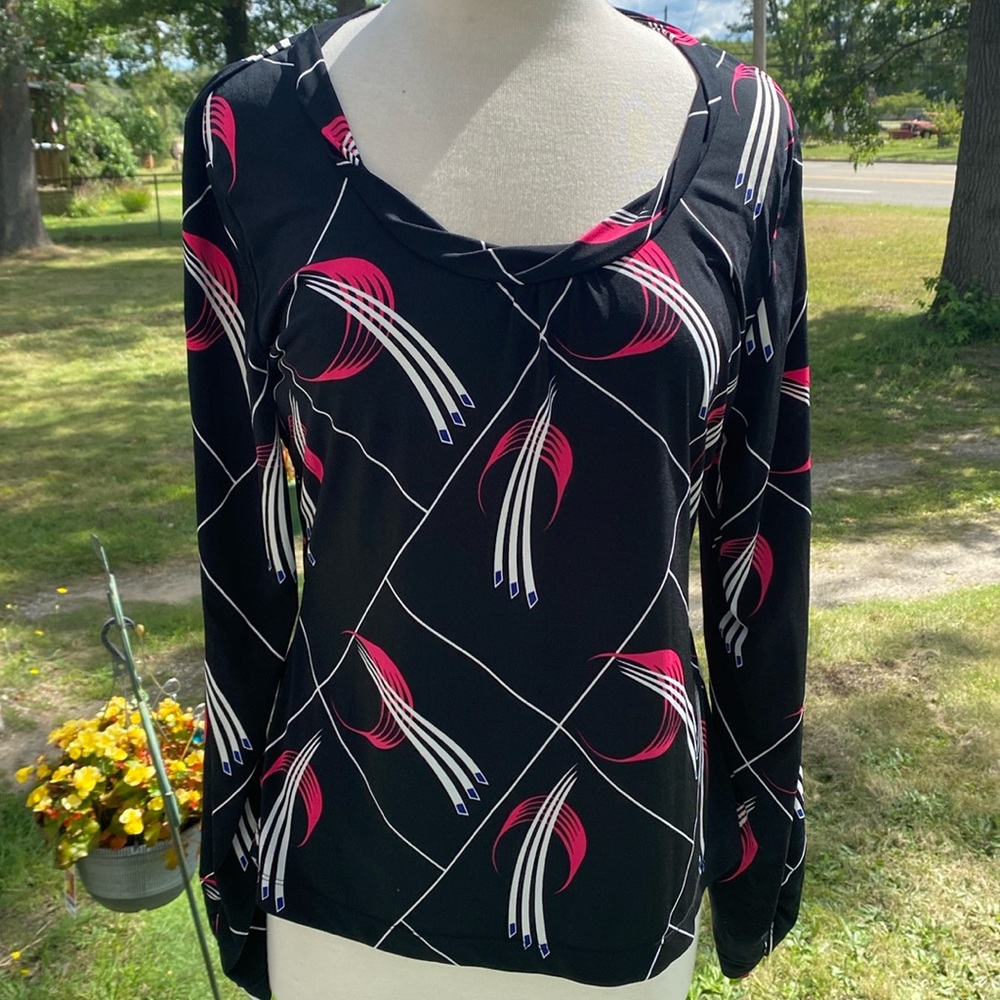 Pretty abstract print blouse with twisted scoop neck detail